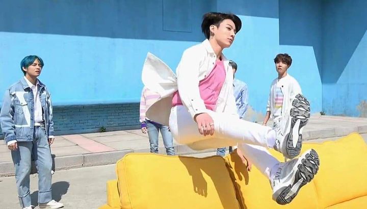 Daftar Nama Koleksi Sepatu  Jungkook  Lengkap Beserta 